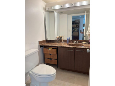 1 bed / 1.5 bath in the heart of Brickell. Unit has a large
