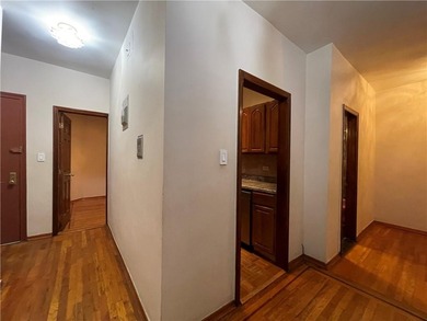 Heart of Brighton Beach, large 3 bedroom on Ocean Block