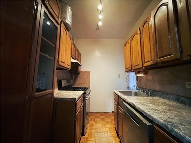 Heart of Brighton Beach, large 3 bedroom on Ocean Block