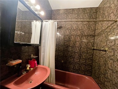 Heart of Brighton Beach, large 3 bedroom on Ocean Block