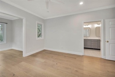 This condo faces a spectacular view of Butler Lake and the King