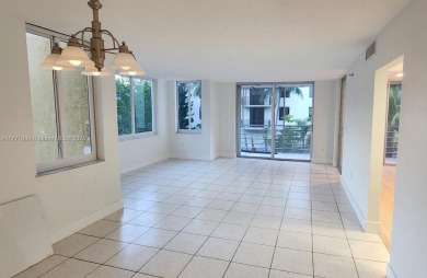 Beautiful Corner Unit - 3 Bed / 2 Bath - Wood & Tile Floors -