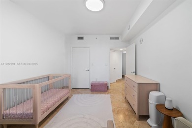 Beautiful 2 bed, 2 bath residence in Turnberry Village with