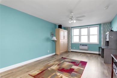 Spacious Studio Apartment one block from the beach and