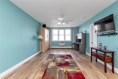 Spacious Studio Apartment one block from the beach and