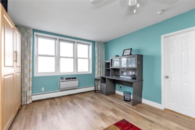 Spacious Studio Apartment one block from the beach and