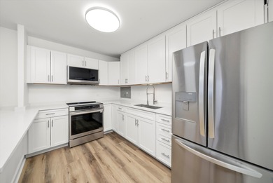 Newly updated 2 bed 2 bath unit in a well-managed Lakeview