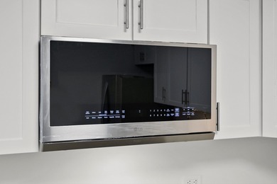 Newly updated 2 bed 2 bath unit in a well-managed Lakeview