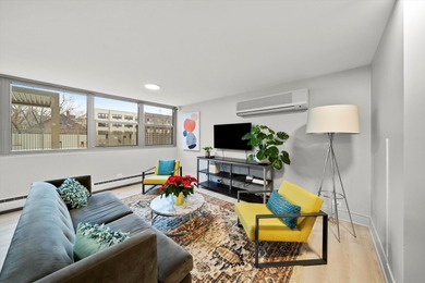 Newly updated 2 bed 2 bath unit in a well-managed Lakeview