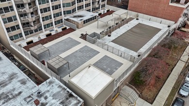 Newly updated 2 bed 2 bath unit in a well-managed Lakeview