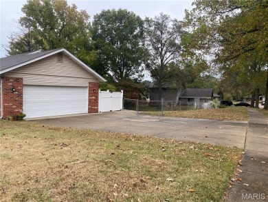 Beautiful 4-Bedroom Ranch in Paddock Forest

Welcome to this