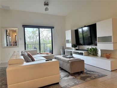 Very well kept CORNER unit, with amazing views to the