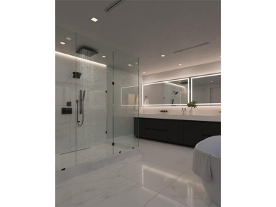 Just 3 blocks from the beach, this luxurious villa offers an