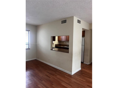 Location Location !!
Confortable 1/1  775sf. Balcony 
Laundry