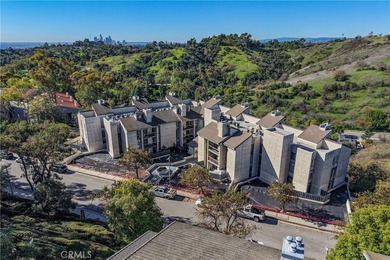 Welcome Home!!
Remodeled top-floor 2BD/2BA condo in desirable