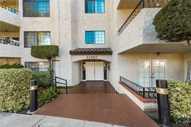 Tis beautifully remodeled 3rd level condo features modern