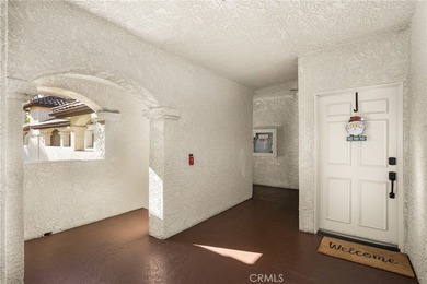 Tis beautifully remodeled 3rd level condo features modern