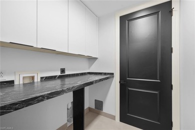 *EXTREMELY RARE* FASHION DRIVE FULLY REMODELED CONDO! Welcome to