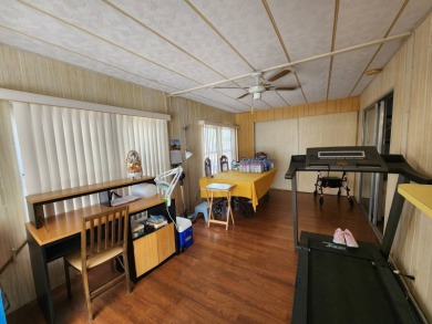 This 2 bed 2 bath home is located in Sun Valley a 5 star 55+