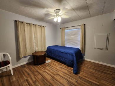 This 2 bed 2 bath home is located in Sun Valley a 5 star 55+