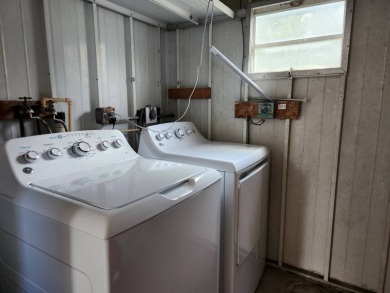 This 2 bed 2 bath home is located in Sun Valley a 5 star 55+