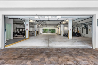 Contemporary Art Deco free-standing building offering true