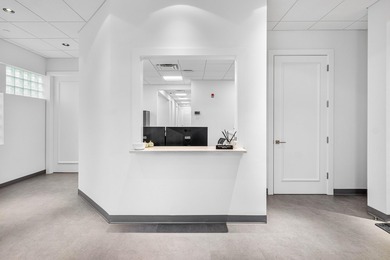 Contemporary Art Deco free-standing building offering true