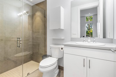 Contemporary Art Deco free-standing building offering true