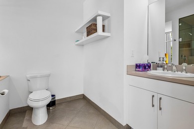 Contemporary Art Deco free-standing building offering true