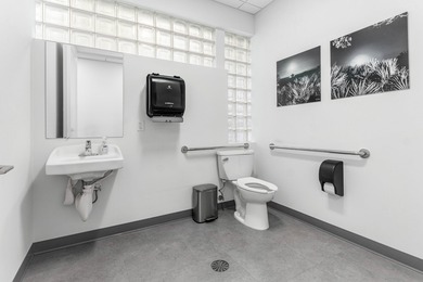 Contemporary Art Deco free-standing building offering true