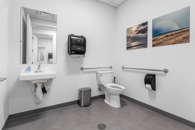 Contemporary Art Deco free-standing building offering true