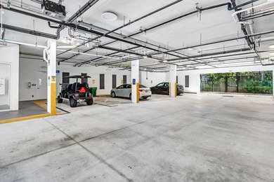 Contemporary Art Deco free-standing building offering true