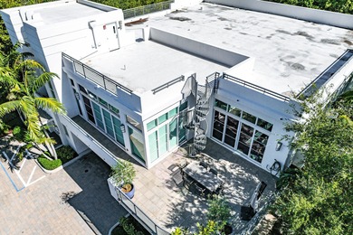 Contemporary Art Deco free-standing building offering true