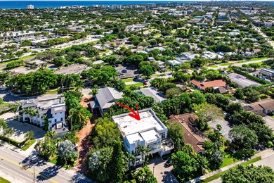 Contemporary Art Deco free-standing building offering true