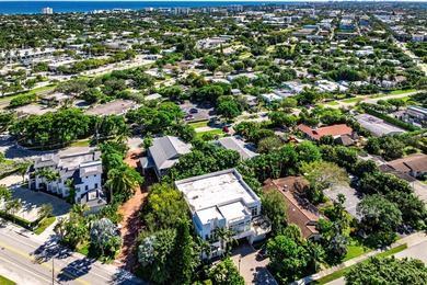 Contemporary Art Deco free-standing building offering true