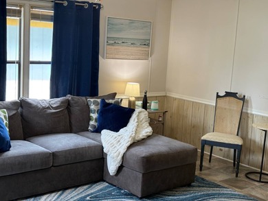 Opportunities like this don't come often! This 900+sq.ft