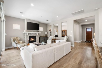 Beautiful 2 Bed + Den, 2 Bath home in the prestigious Prescott