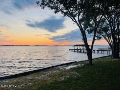 Large WATERFRONT lot (approx 150' River front) w/ a 4 bedrooms/1