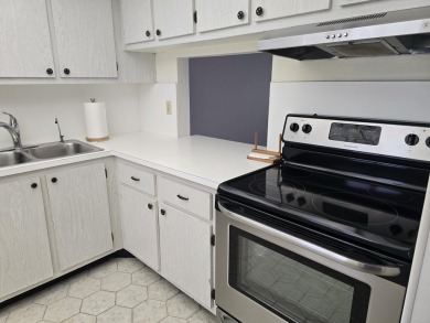 SPACIOUS 2/2 VILLA LOCATED ON QUIET STREET W/ SATELLITE POOL