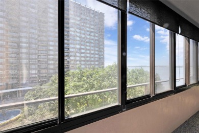 Sought-after waterfront building (32) High floor with