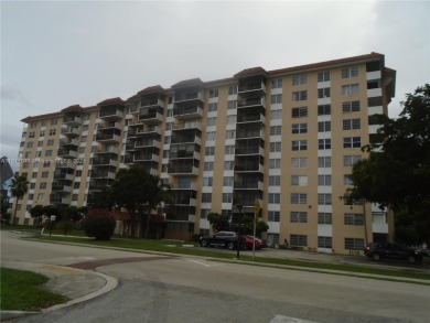 Must-see condo in Inverrary at a great price! AND LOCATION  2/2