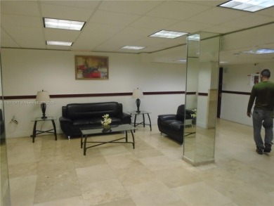 Must-see condo in Inverrary at a great price! AND LOCATION  2/2