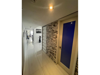 Gorgeous fully renovated apt in Sunny Isles, right on the Bay