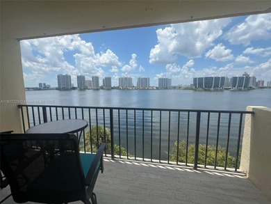 Gorgeous fully renovated apt in Sunny Isles, right on the Bay