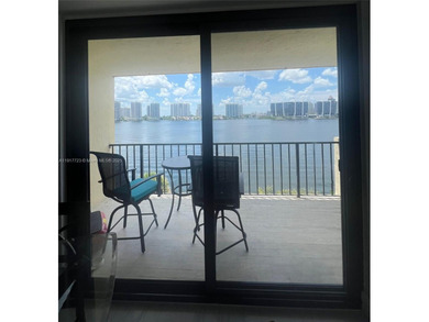 Gorgeous fully renovated apt in Sunny Isles, right on the Bay