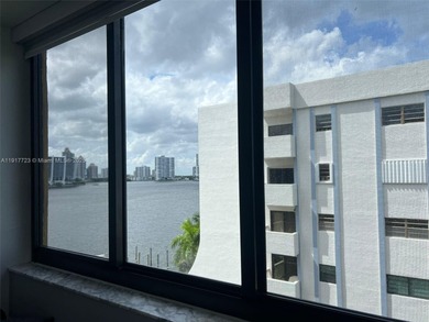 Gorgeous fully renovated apt in Sunny Isles, right on the Bay
