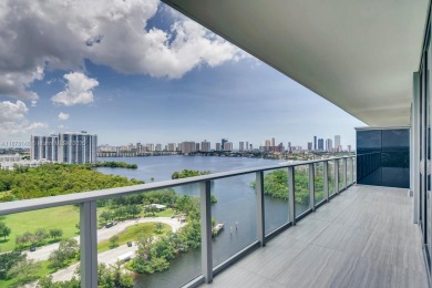 The only residence in The Harbour with this layout: a 16th-floor