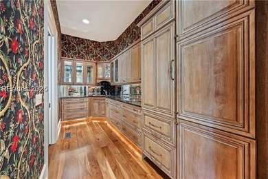 Don't miss out on this spectacular buy! Stunning 2nd-row corner