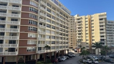 Condo 1 Bedroom, 1.5 Bath. Just a few steps from the Beach