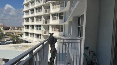 Condo 1 Bedroom, 1.5 Bath. Just a few steps from the Beach